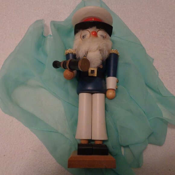 SAILOR WOODEN NUTCRACKER NUTCRACKER VILLAGE 11 INCHES - Picture 2 of 13